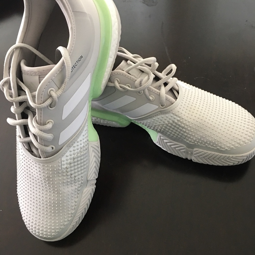 Tennis shoes